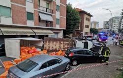 Vercelli, via Paggi: scontro fra auto e camion