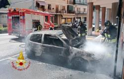 Auto distrutta dalle fiamme, nessun ferito