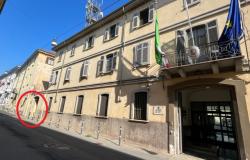 Vercelli: ruba una bicicletta davanti alla caserma dei Carabinieri