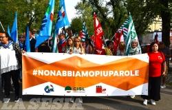 Vercelli, in migliaia al corteo per i morti di Brandizzo: le foto