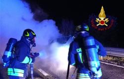 Vettura in fiamme sulla A4 tra Carisio e Santhià