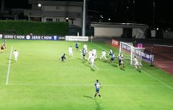 La giovane Dea insegna calcio