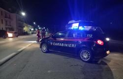 Ubriaca, va a schiantarsi contro un'auto dei carabinieri e si dà alla fuga
