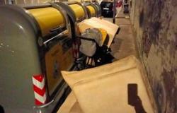 "Via Chicco e via Parini, i marciapiedi sono una discarica"