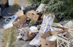 Via Ranghino: "Il marciapiede è impraticabile a causa dei rifiuti"
