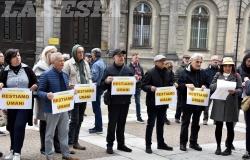 "Restiamo umani": in difesa dei ragazzi che dormono in piazza Mazzini