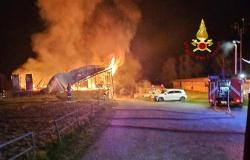 Incendio alla Cascina Villa Caccia di Lenta: una persona in ospedale 