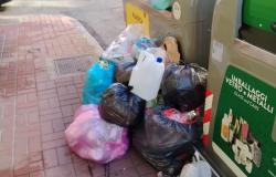 Via Benadir: "I cassonetti? Bisogna anche svuotarli..."