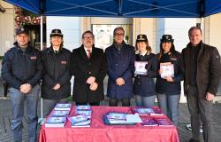 La polizia in piazza per le donne