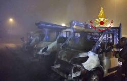 Vercelli: tre furgoni e uno scooter in fiamme in via Bezzecca