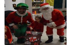 Un Babbo Natale e un elfo in visita alla Guardia di finanza di Vercelli