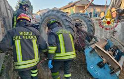 Pezzana: si ribalta col trattore, uomo in codice rosso