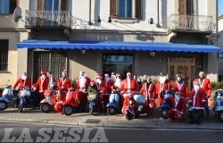 Vercelli: i Babbi Natale in Vespa sfilano per le vie del centro