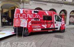 Vercelli: in piazza Cavour arrivata la "Carovana Flc Cgil"