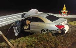 Auto contro il guard rail in via Trino dopo la fuga