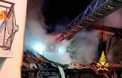Le fiamme invadono un'abitazione a Scopello