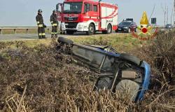 Auto finisce nel canale lungo la Sp 11