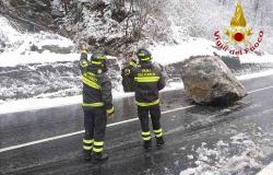 Si stacca un masso dal versante, chiusa la strada per Alagna