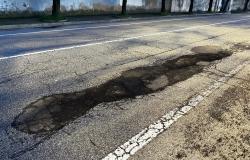 Vercelli "colabrodo": buche pericolose in tutta la città