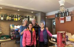 Il saluto dei gestori del Caffè del Ponte