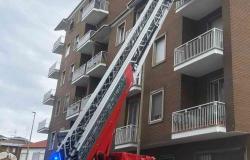I Vigili del fuoco soccorrono una persona in via Massaua