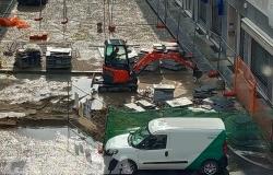 Piazza Municipio allagata per colpa di un idrante "impazzito"