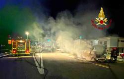 Vettura in fiamme a Carisio