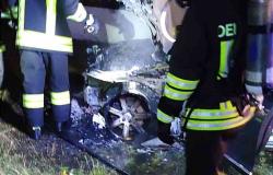 Auto in fiamme a Palazzolo Vercellese