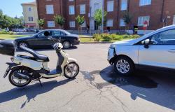 Vercelli: scontro tra auto e moto in piazza Solferino