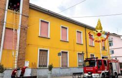 Santhià: cadono finestre in strada e colpiscono un'auto