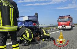 Crova: scontro tra due auto, una persona bloccata nell'abitacolo 