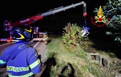 Tangenziale Ovest: auto ribaltata nel fosso