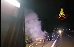 Santhià: auto in fiamme sulla A4