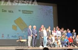 Una chiavetta di cartone riciclato: ecco l’idea più “sostenibile”