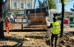 Viale Garibaldi: iniziata la posa delle nuove panchine