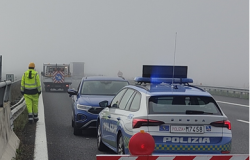 Contromano in autostrada dopo aver abbattuto la segnaletica