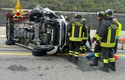 Furgone si ribalta sulla A5, una persona ferita 