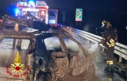 Auto in fiamme dopo un tamponamento tra Balocco e Carisio
