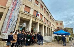 La polizia davanti allo Scientifico per parlare di violenza di genere