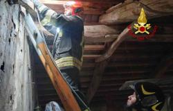 Tronzano: fiamme in una canna fumaria 