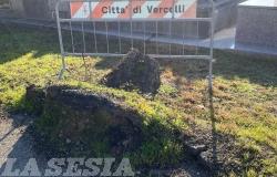 Cimitero: "Da mesi c'è questa transenna e l'area non è stata sistemata"