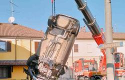 Pezzana: auto finisce in un canale in via Matteotti