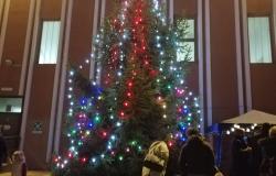 Si accendono le luci sul Natale del rione Isola