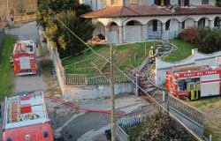 Roasio: tetto in fiamme in una villa