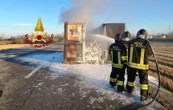 Carro agricolo in fiamme sulla Trino-Tricerro