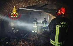 Caresana: incendio alla Tenuta Castelletto, tetto crollato 