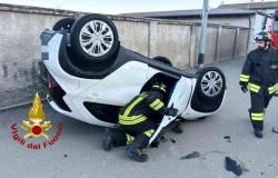 Arborio: auto si capovolge in via Martiri, un ferito 