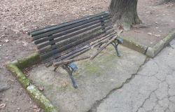 Piazza Mazzini: "Panchine danneggiate e pericolose"