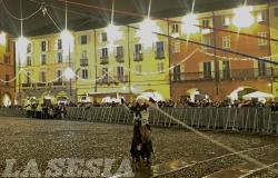 La discesa della Befana in piazza Cavour: le foto