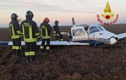 Ronsecco: velivolo in un campo